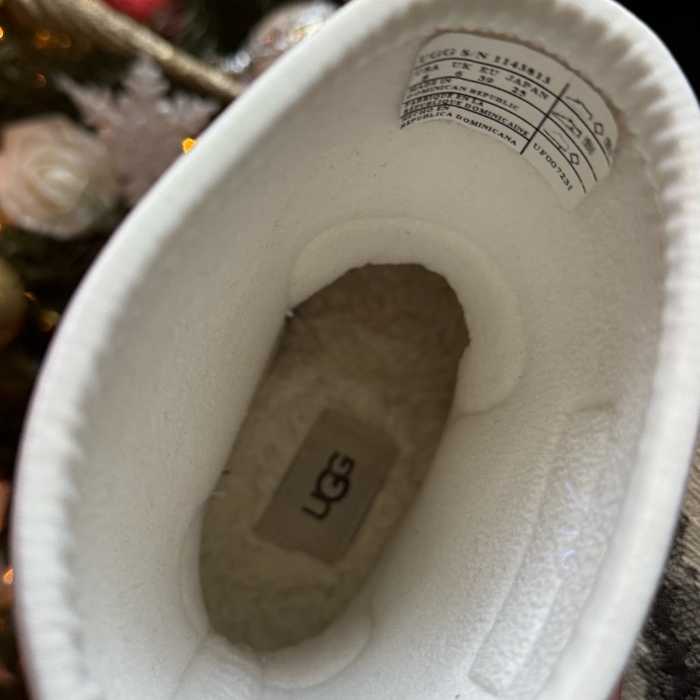 UGG women size 8 White Rain Boots never worn - Picture 5 of 7